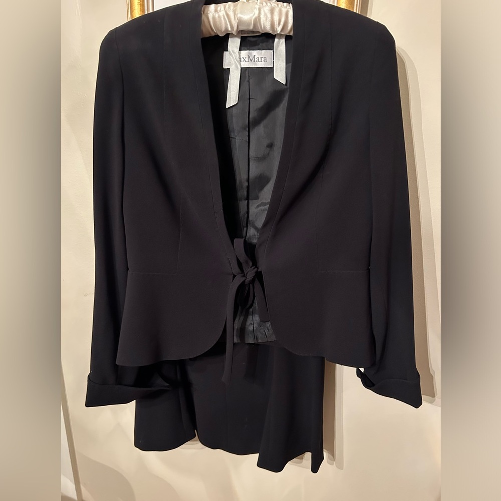 Beautiful MaxMara Black Skirt w/Jacket,Size 4